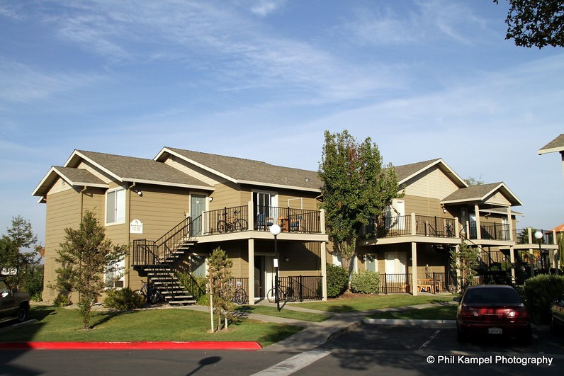 Information about "2x2 Exterier.jpg" on the willows apartments Davis